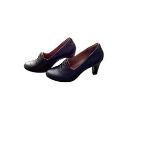 Clarks Black Leather Flats Timeless Comfort and Style EUC